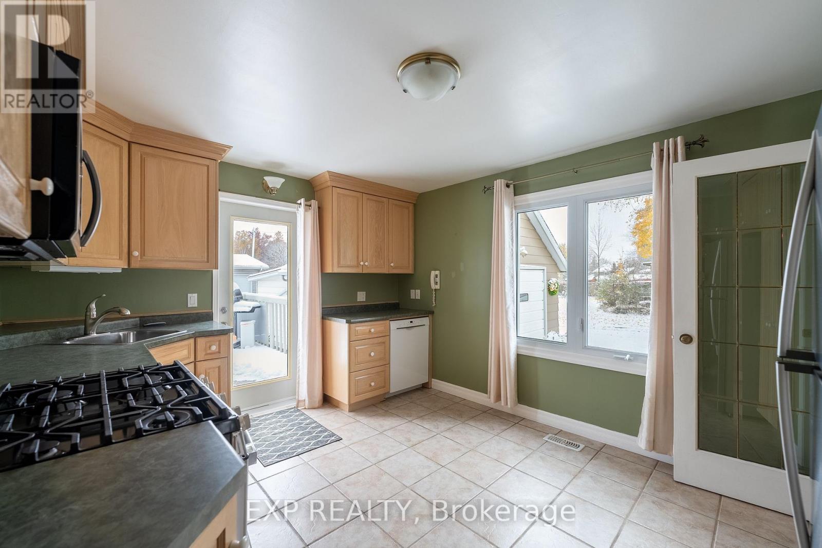 742 Broadway Street, Welland (Broadway), ON - Indoor Photo Showing Kitchen With Double Sink