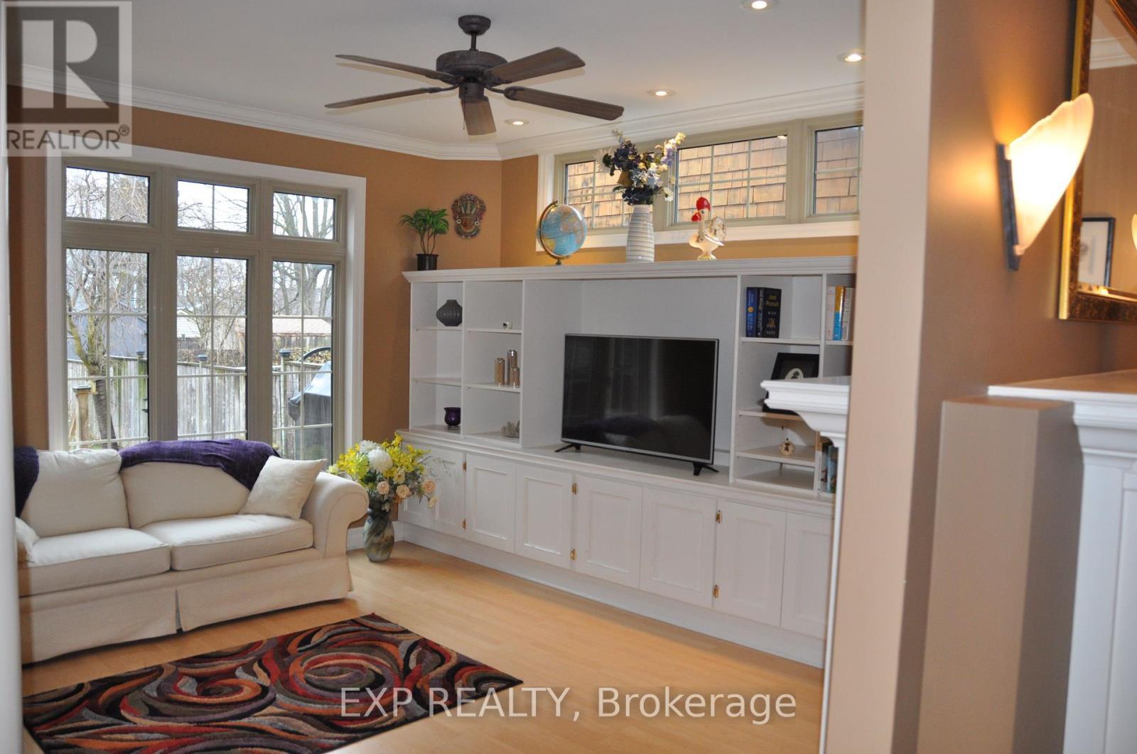 172 Dalhousie Avenue E, St. Catharines (Port Dalhousie), ON - Indoor Photo Showing Living Room