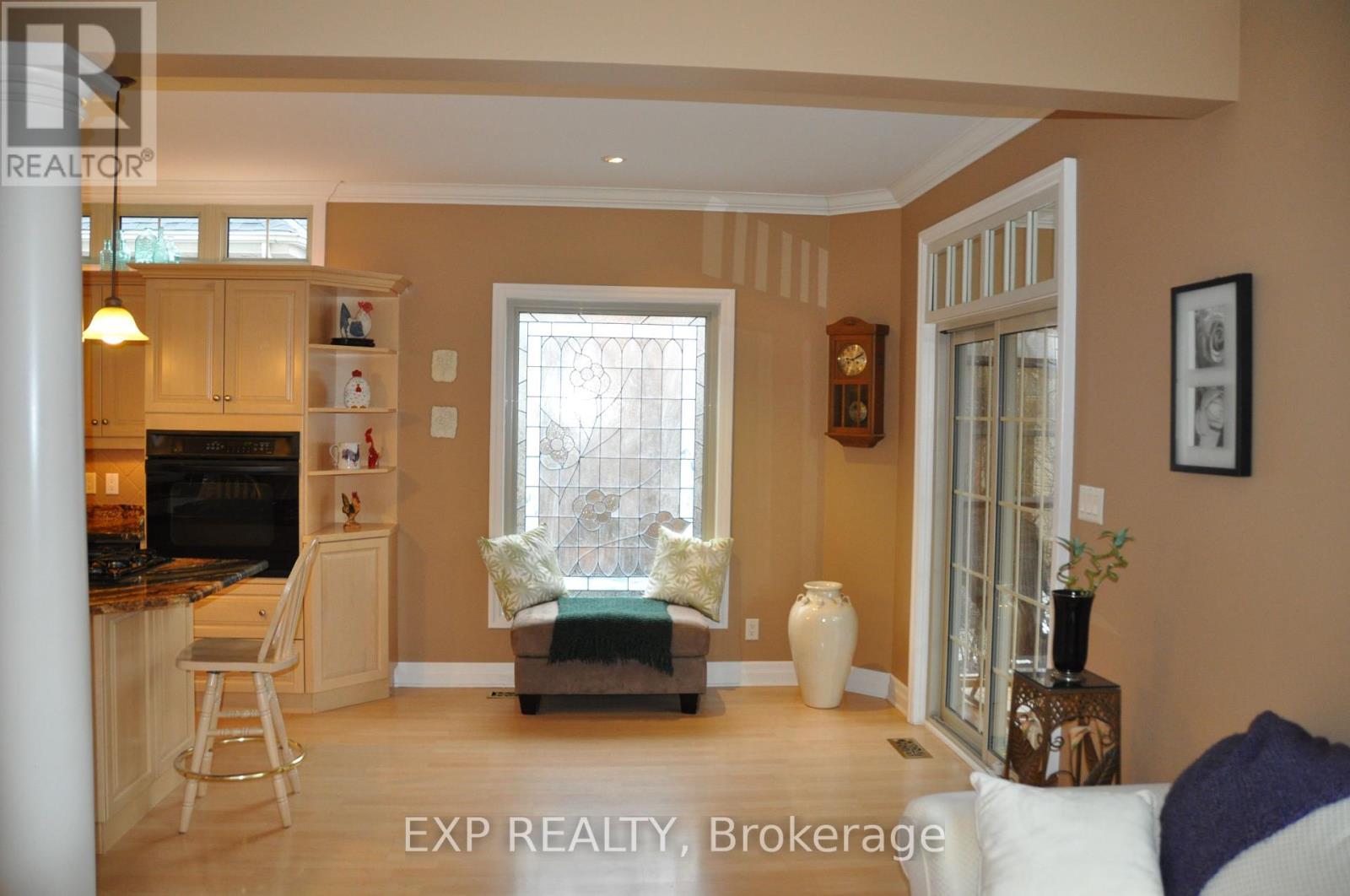 172 Dalhousie Avenue E, St. Catharines (Port Dalhousie), ON - Indoor Photo Showing Living Room