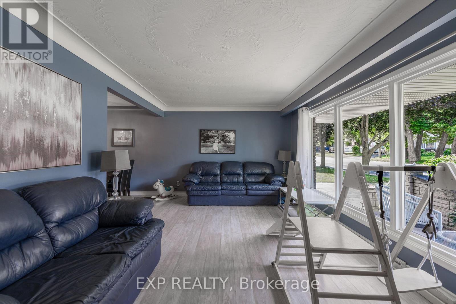2896 Portage Road, Niagara Falls (Church'S Lane), ON - Indoor Photo Showing Living Room