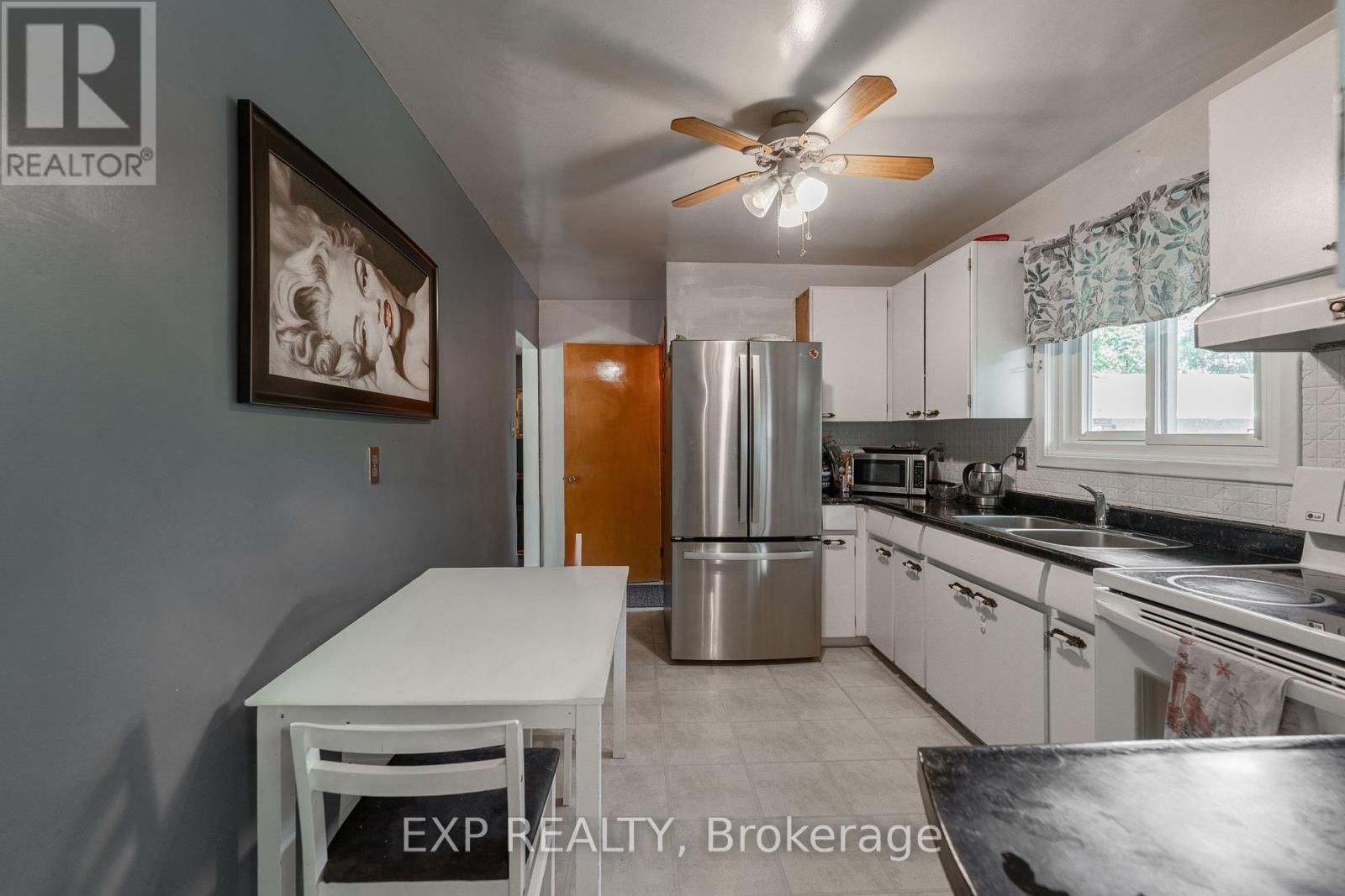 2896 Portage Road, Niagara Falls (Church'S Lane), ON - Indoor Photo Showing Kitchen With Double Sink