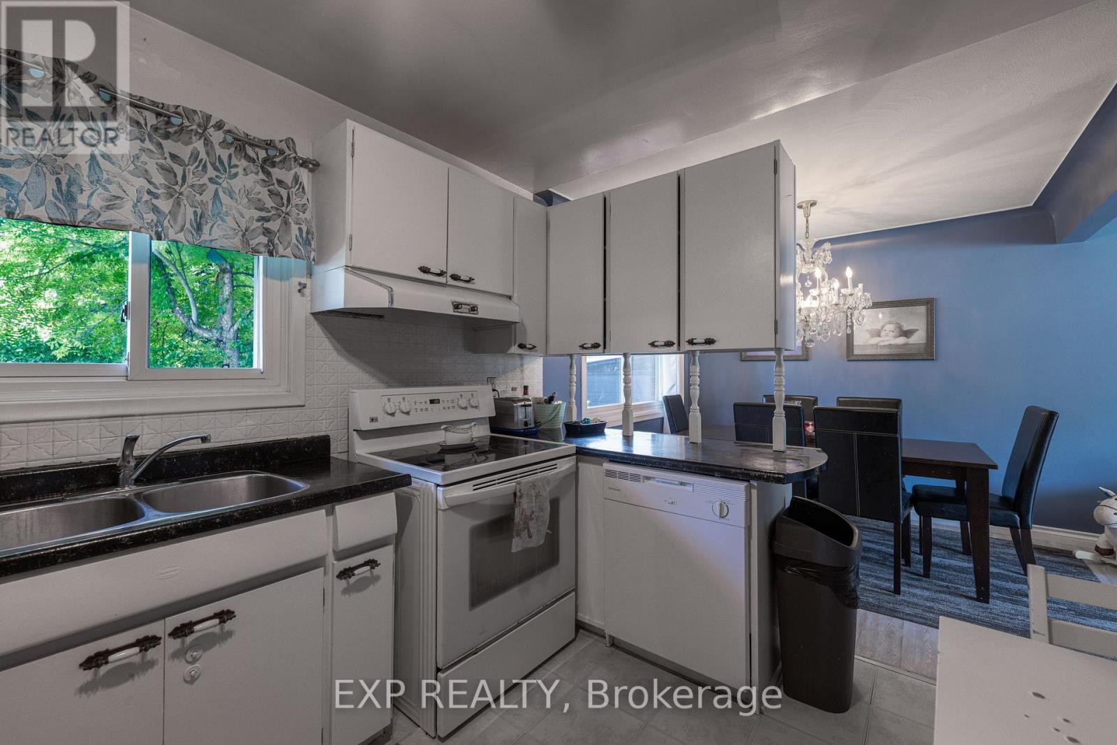 2896 Portage Road, Niagara Falls (Church'S Lane), ON - Indoor Photo Showing Kitchen With Double Sink