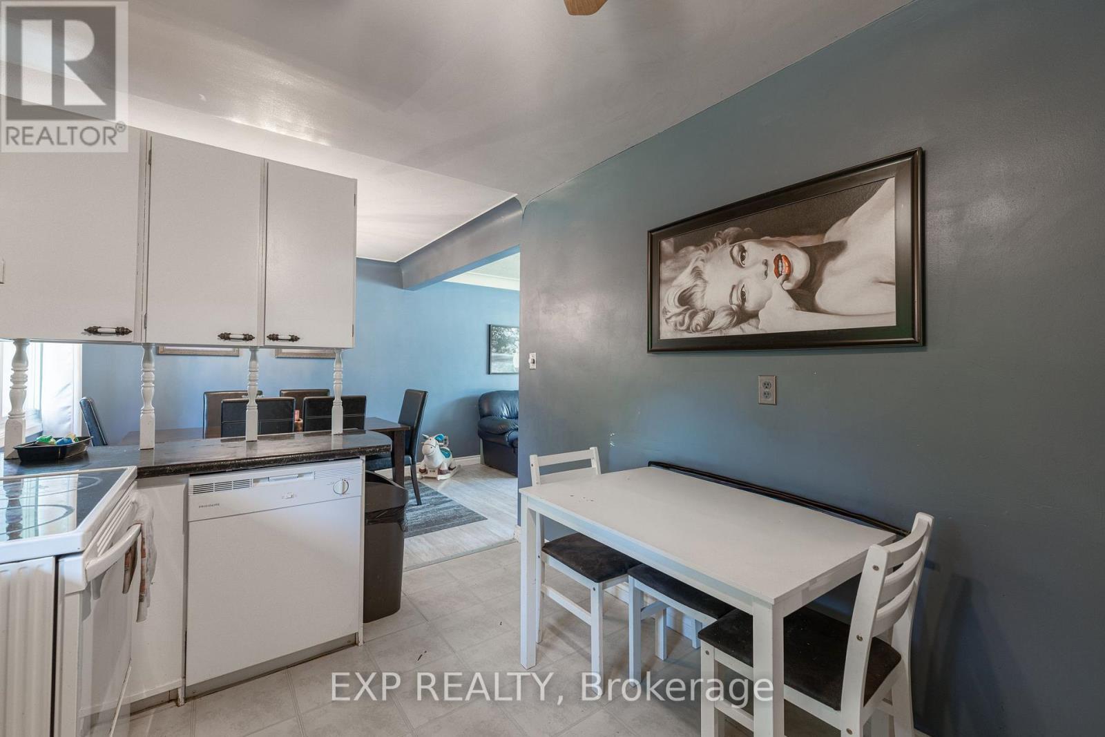2896 Portage Road, Niagara Falls (Church'S Lane), ON - Indoor Photo Showing Kitchen