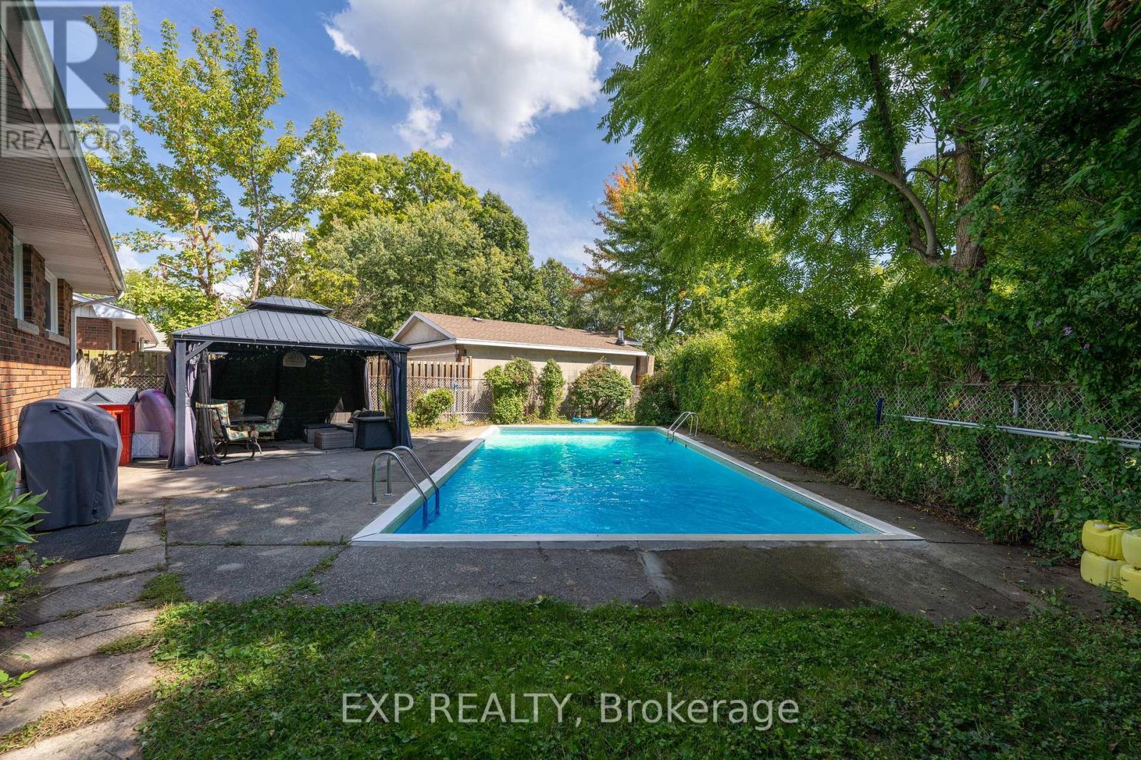 2896 Portage Road, Niagara Falls (Church'S Lane), ON - Outdoor With In Ground Pool With Backyard