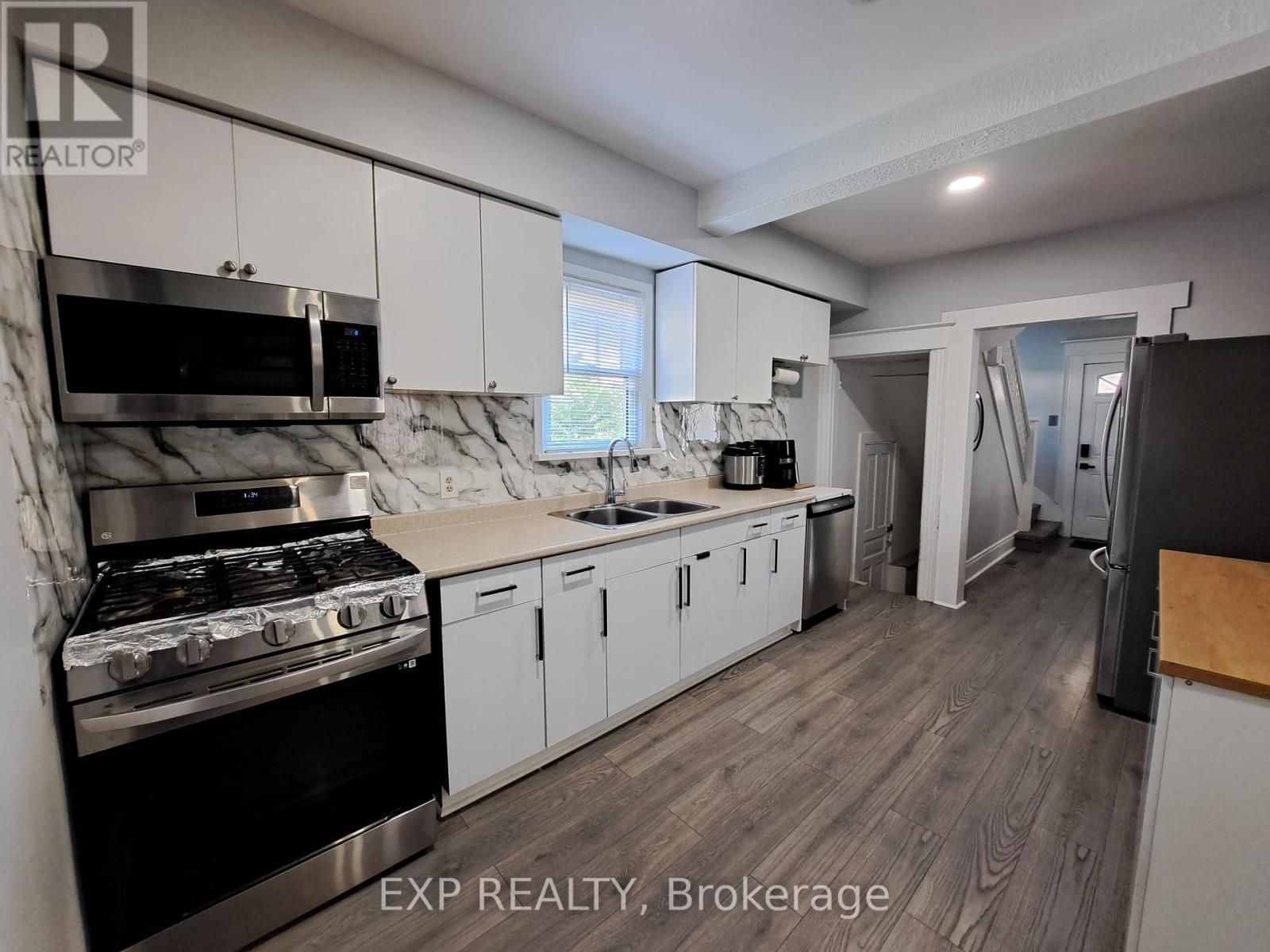 41 Kent Street, Welland (Welland Downtown), ON - Indoor Photo Showing Kitchen With Double Sink