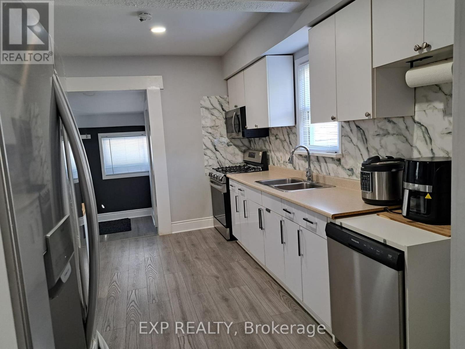 41 Kent Street, Welland (Welland Downtown), ON - Indoor Photo Showing Kitchen With Double Sink
