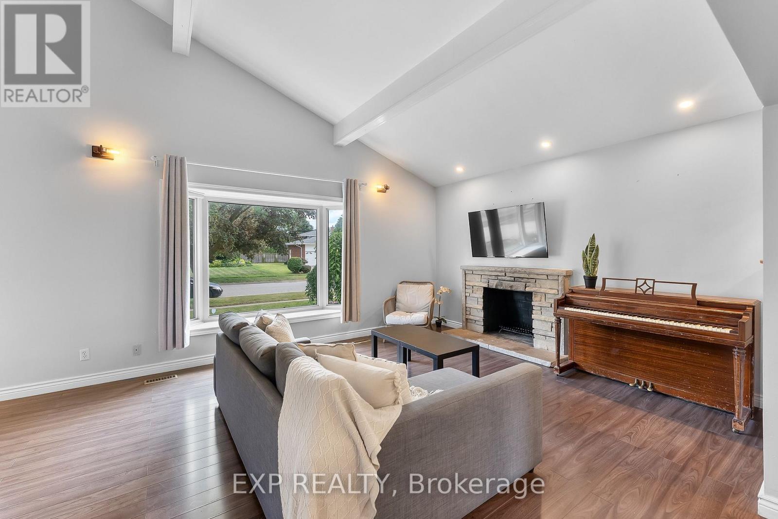 6937 Waterloo Drive, Niagara Falls (Casey), ON - Indoor Photo Showing Living Room With Fireplace