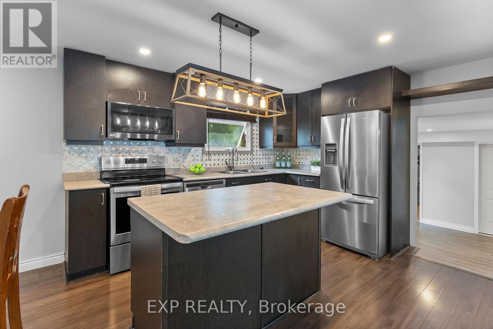 6937 Waterloo Drive, Niagara Falls (Casey), ON - Indoor Photo Showing Kitchen With Upgraded Kitchen