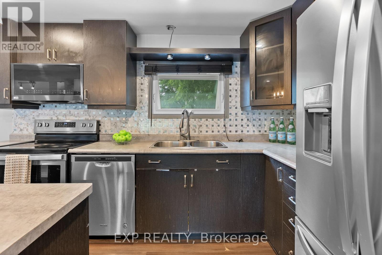 6937 Waterloo Drive, Niagara Falls (Casey), ON - Indoor Photo Showing Kitchen With Double Sink With Upgraded Kitchen