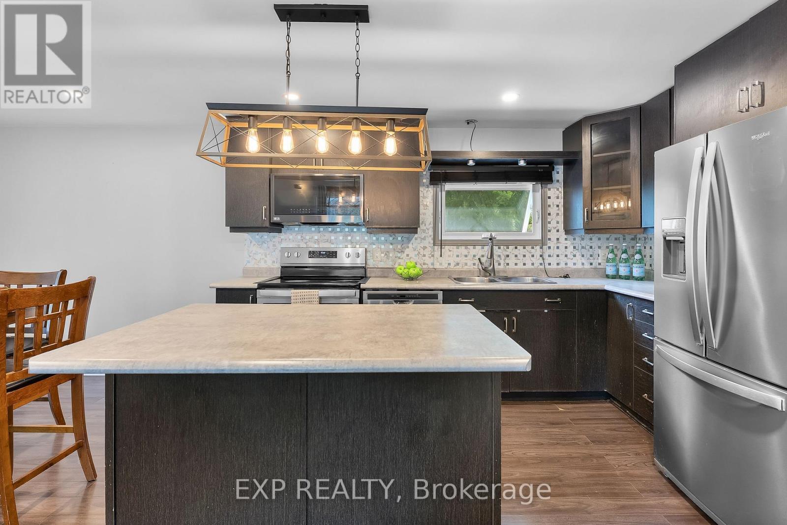 6937 Waterloo Drive, Niagara Falls (Casey), ON - Indoor Photo Showing Kitchen With Double Sink With Upgraded Kitchen