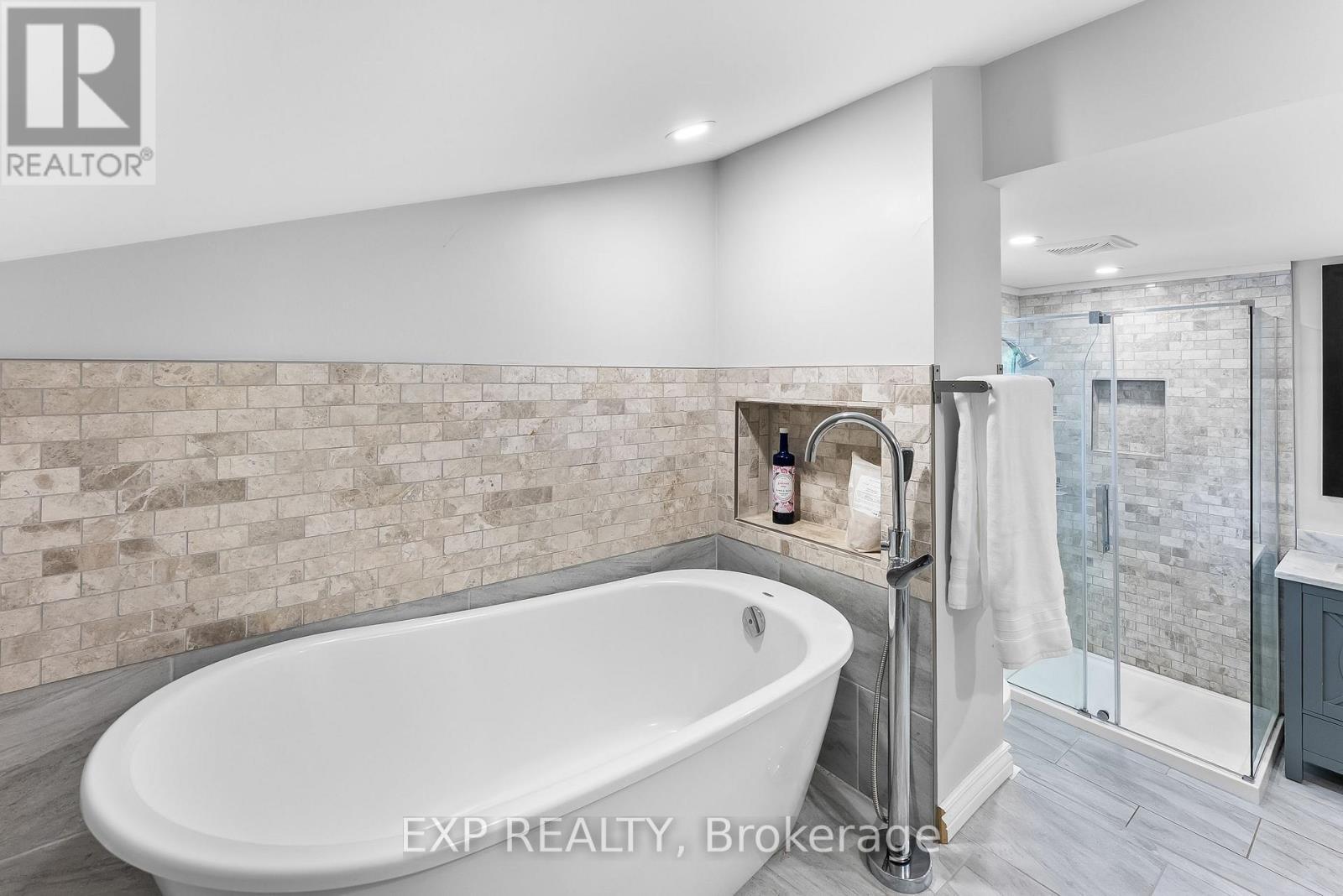 6937 Waterloo Drive, Niagara Falls (Casey), ON - Indoor Photo Showing Bathroom