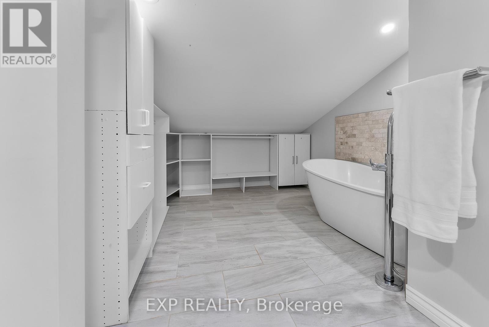 6937 Waterloo Drive, Niagara Falls (Casey), ON - Indoor Photo Showing Bathroom