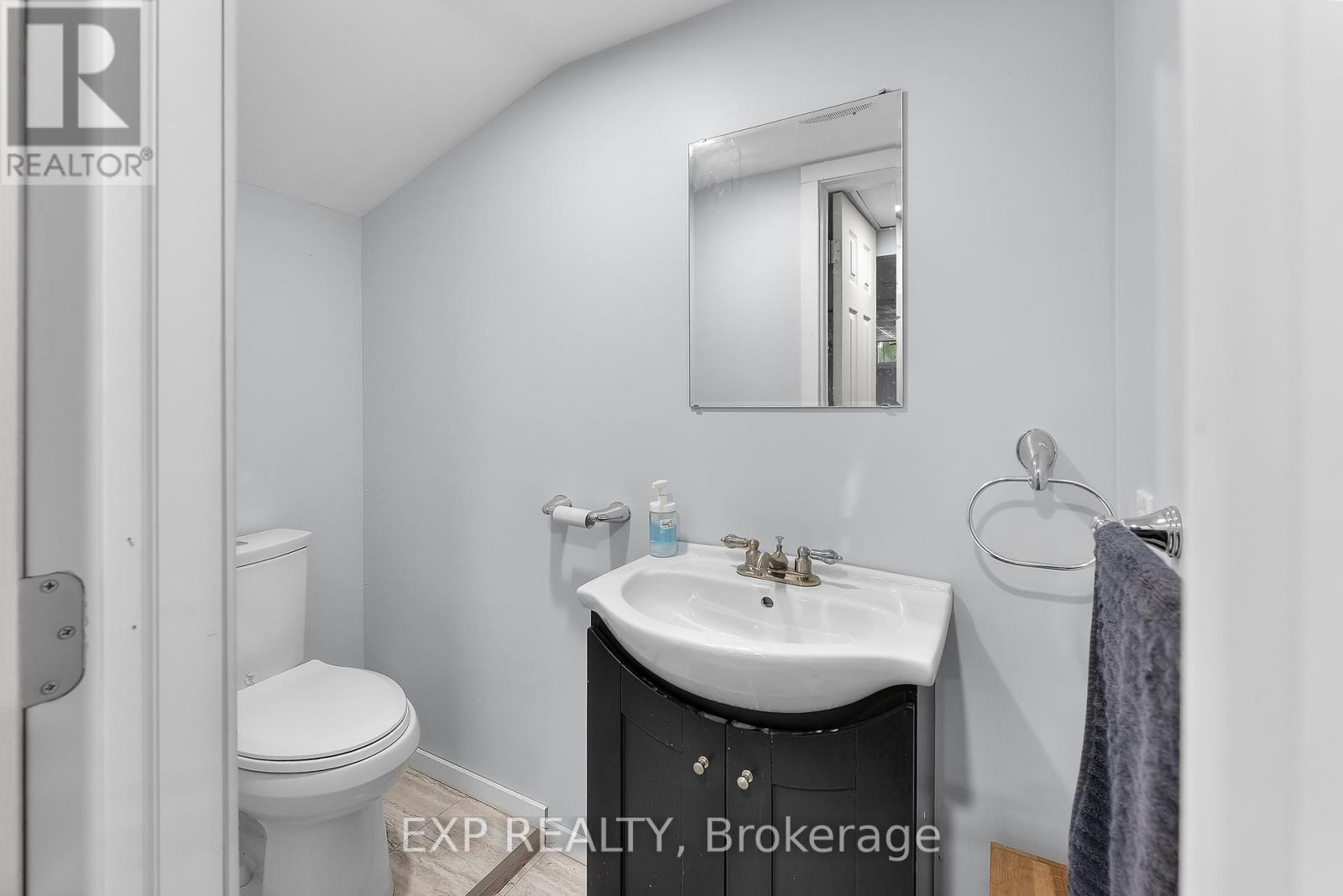 2- Piece - 6937 Waterloo Drive, Niagara Falls (Casey), ON - Indoor Photo Showing Bathroom