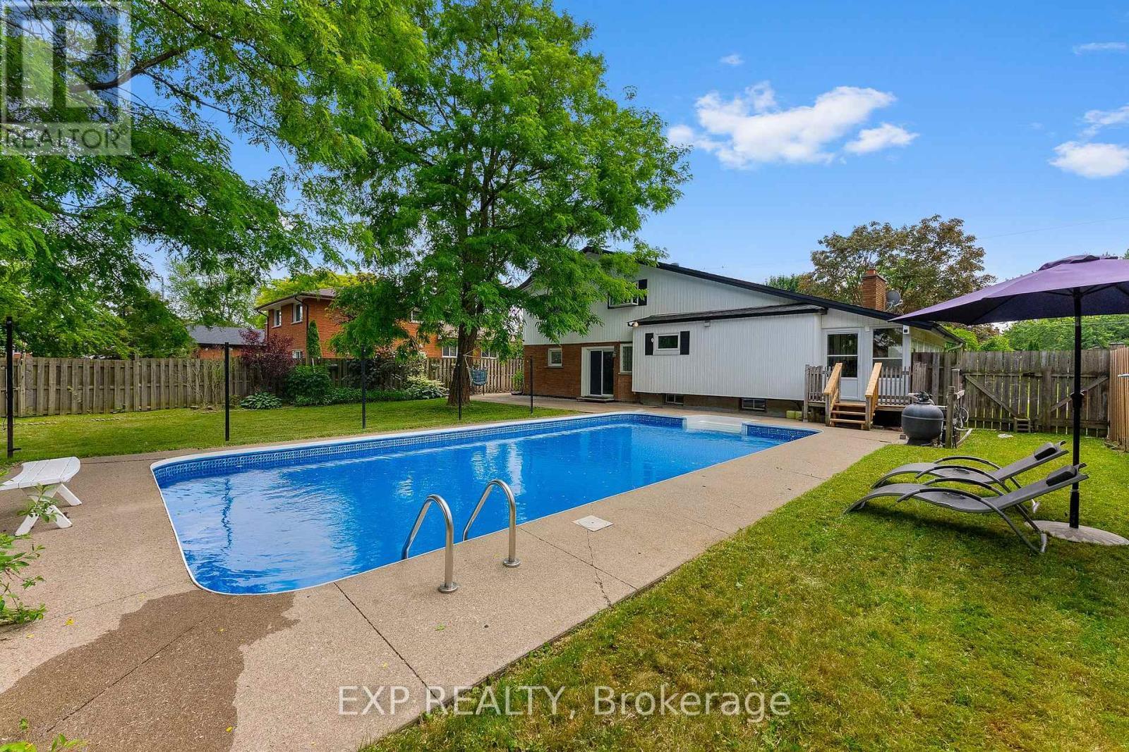 6937 Waterloo Drive, Niagara Falls (Casey), ON - Outdoor With In Ground Pool With Backyard