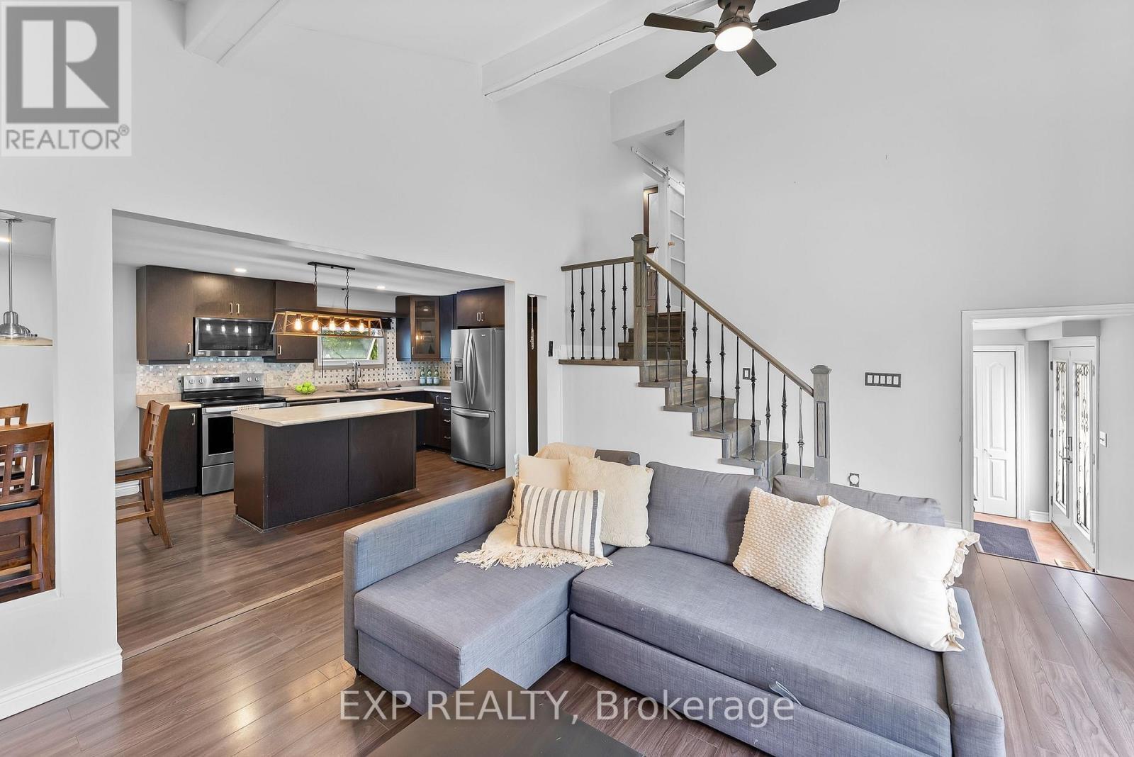 6937 Waterloo Drive, Niagara Falls (Casey), ON - Indoor Photo Showing Living Room