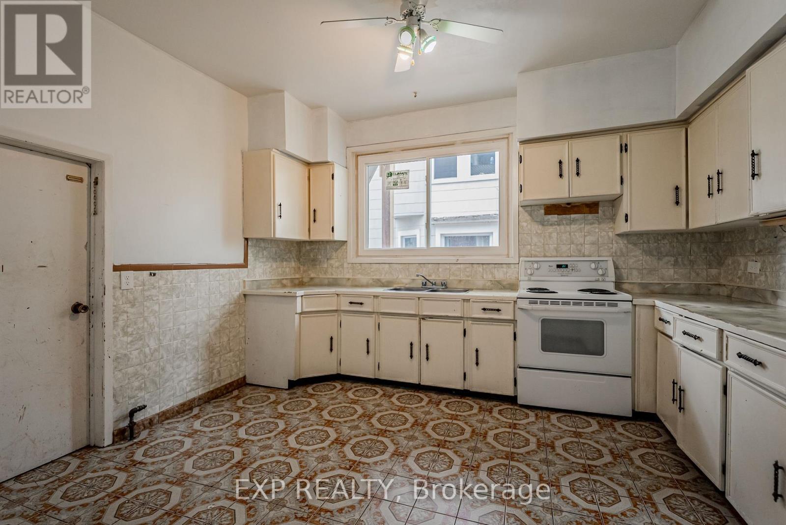 4865 Armoury Street, Niagara Falls (Cherrywood), ON - Indoor Photo Showing Kitchen