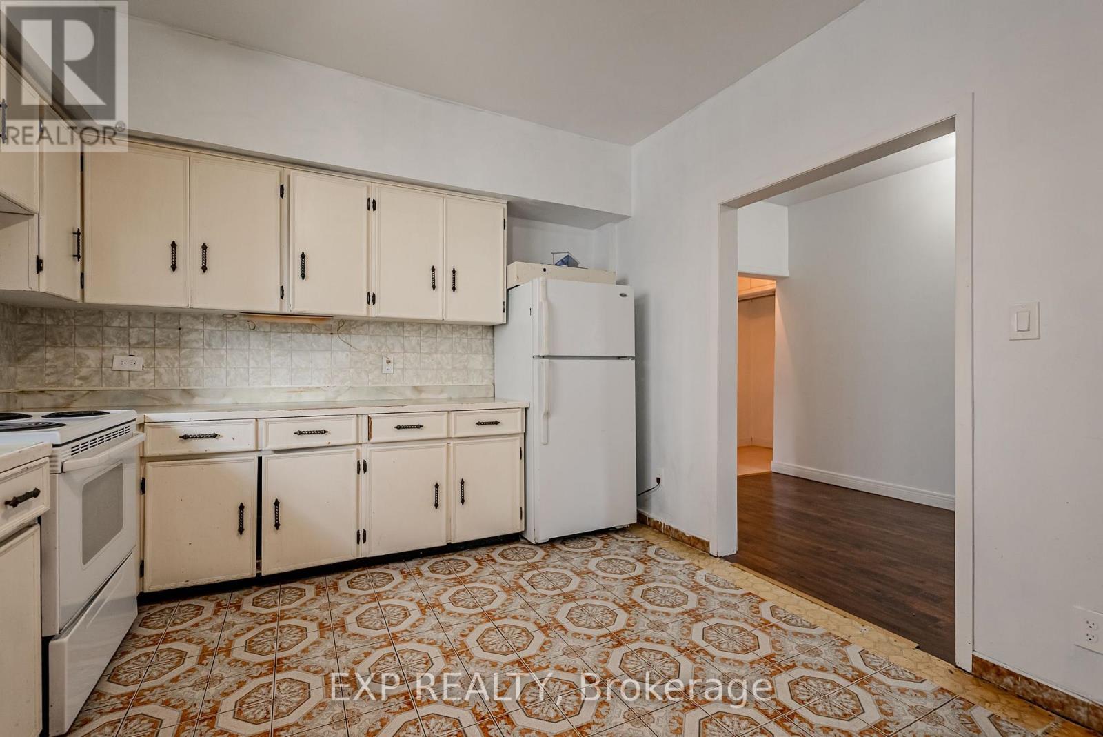 4865 Armoury Street, Niagara Falls (Cherrywood), ON - Indoor Photo Showing Kitchen