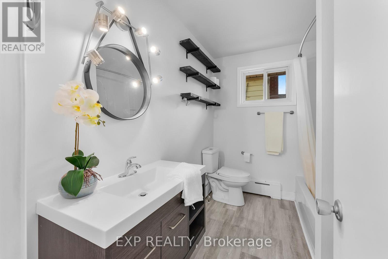 Updated 4-piece bath w/laundry - 19 Moote Street, St. Catharines (Fairview), ON - Indoor Photo Showing Bathroom