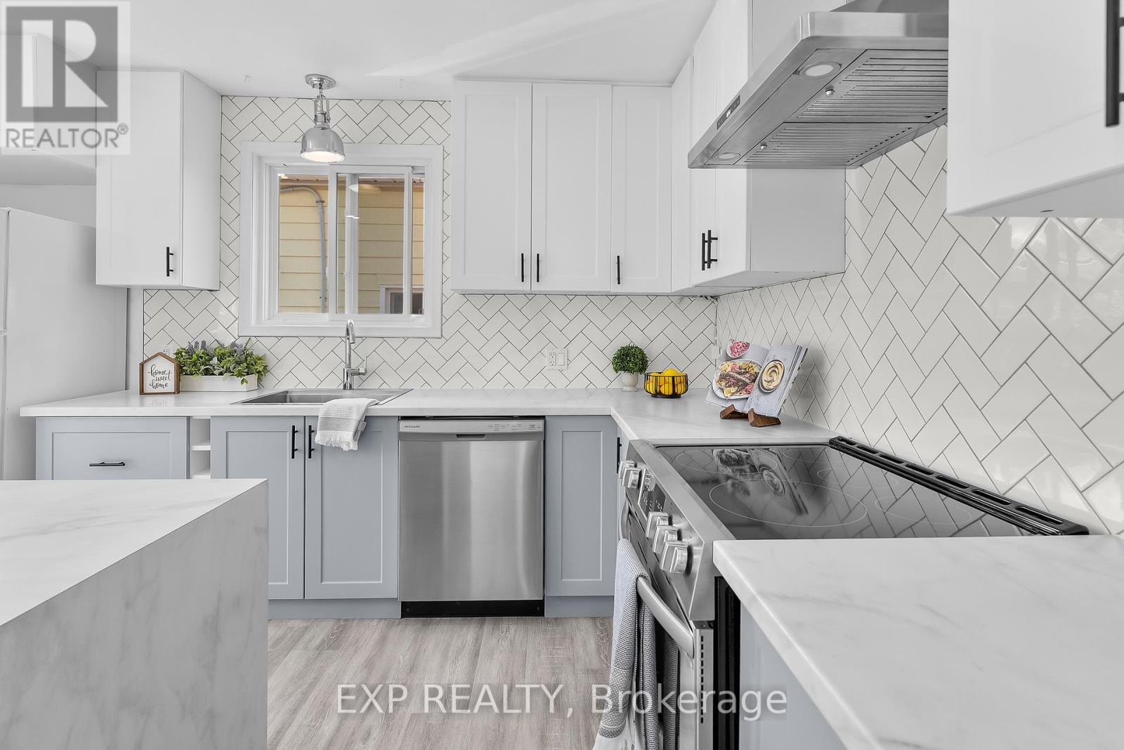 19 Moote Street, St. Catharines (Fairview), ON - Indoor Photo Showing Kitchen With Upgraded Kitchen