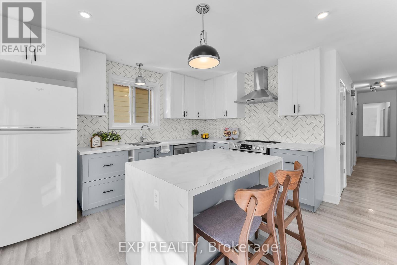 19 Moote Street, St. Catharines (Fairview), ON - Indoor Photo Showing Kitchen With Upgraded Kitchen