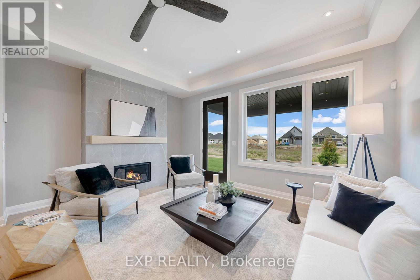 H - 296 Perth Trail, Welland (Hwy 406/Welland), ON - Indoor Photo Showing Living Room With Fireplace