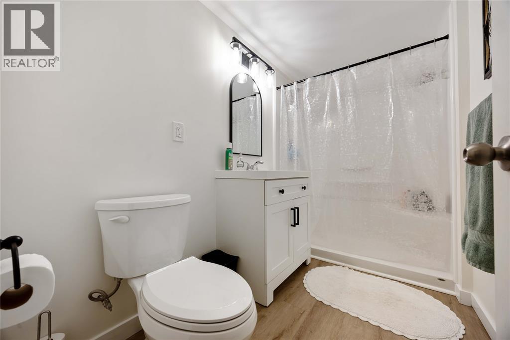 917 Hemlock Avenue Unit# 2, Sarnia, ON - Indoor Photo Showing Bathroom