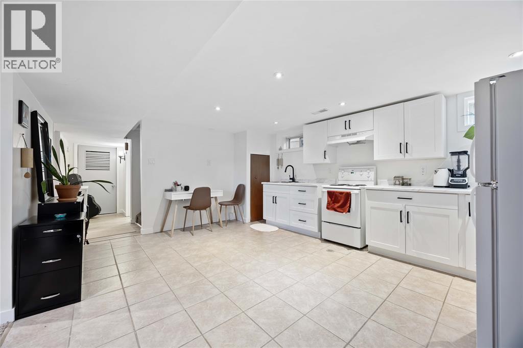 917 Hemlock Avenue Unit# 2, Sarnia, ON - Indoor Photo Showing Kitchen