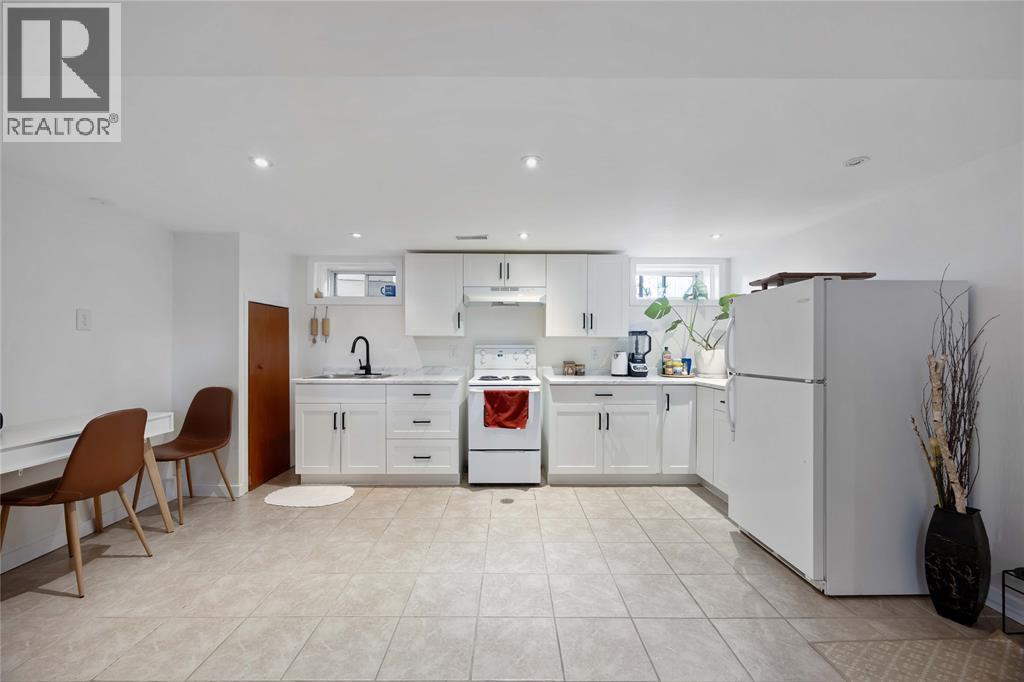 917 Hemlock Avenue Unit# 2, Sarnia, ON - Indoor Photo Showing Kitchen