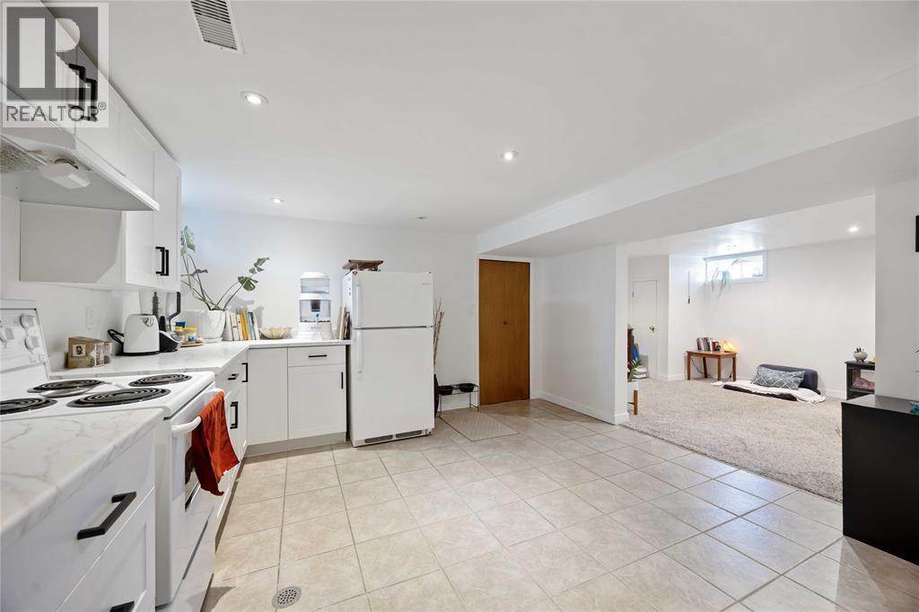 917 Hemlock Avenue Unit# 2, Sarnia, ON - Indoor Photo Showing Kitchen
