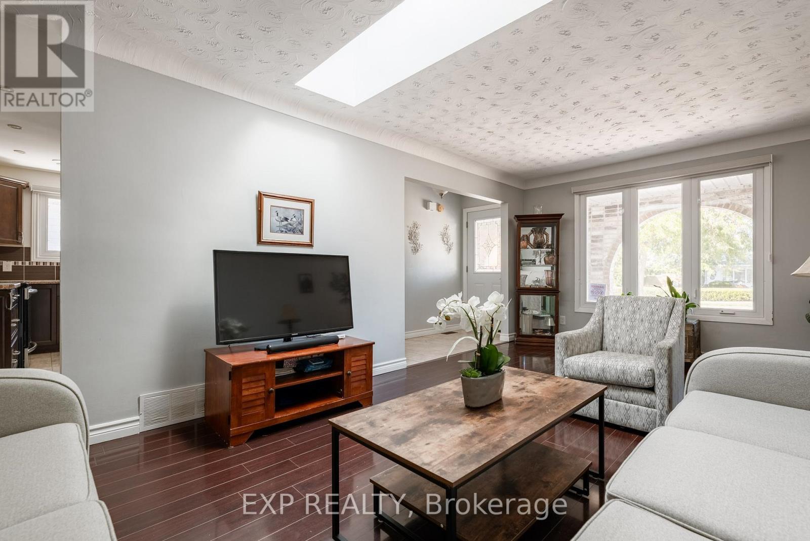 494 Scott Street, St. Catharines (Carlton/Bunting), ON - Indoor Photo Showing Living Room