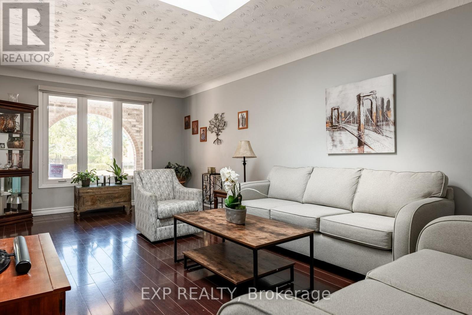 494 Scott Street, St. Catharines (Carlton/Bunting), ON - Indoor Photo Showing Living Room