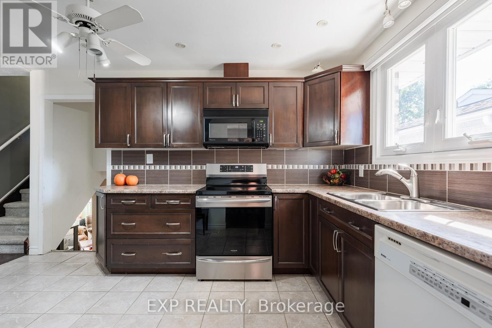 494 Scott Street, St. Catharines (Carlton/Bunting), ON - Indoor Photo Showing Kitchen With Double Sink