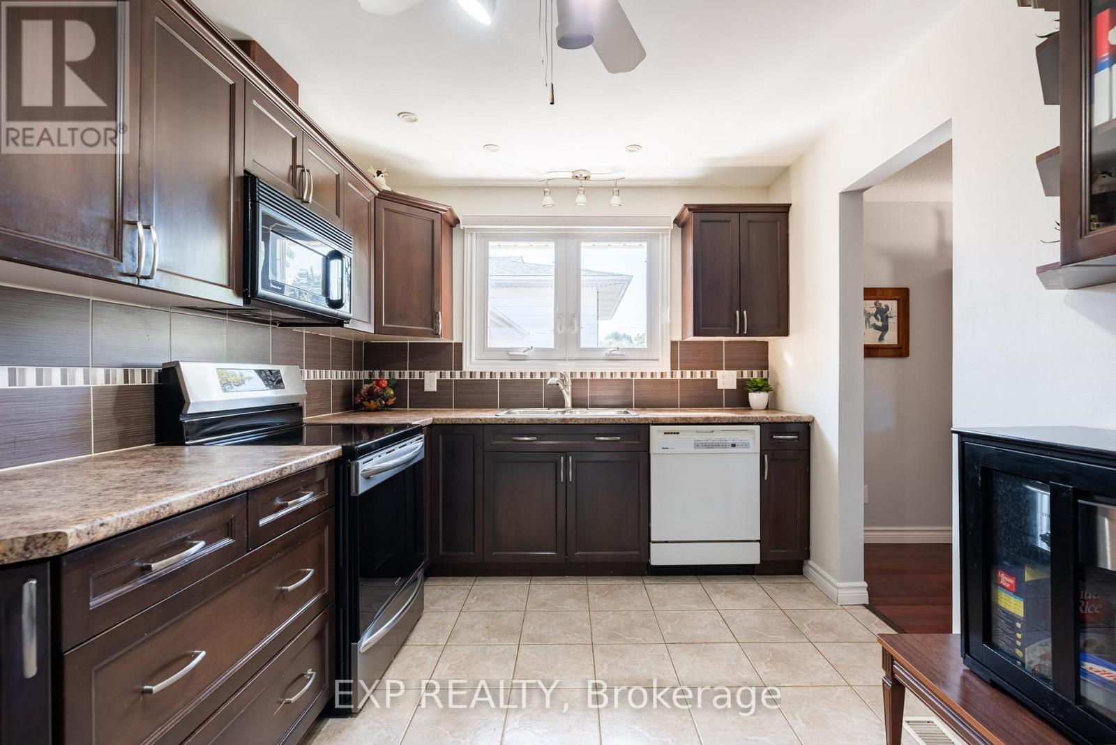 494 Scott Street, St. Catharines (Carlton/Bunting), ON - Indoor Photo Showing Kitchen