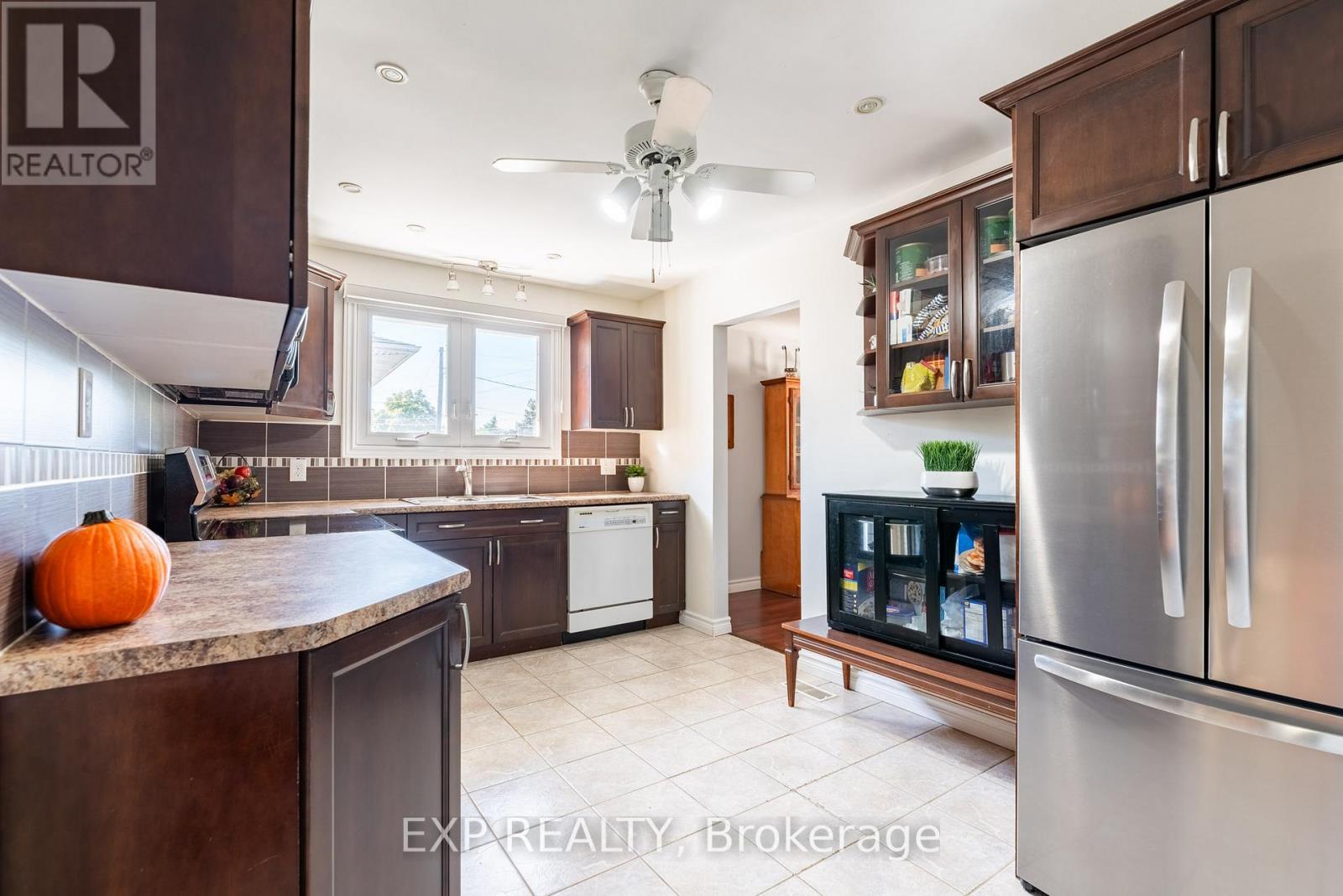 494 Scott Street, St. Catharines (Carlton/Bunting), ON - Indoor Photo Showing Kitchen