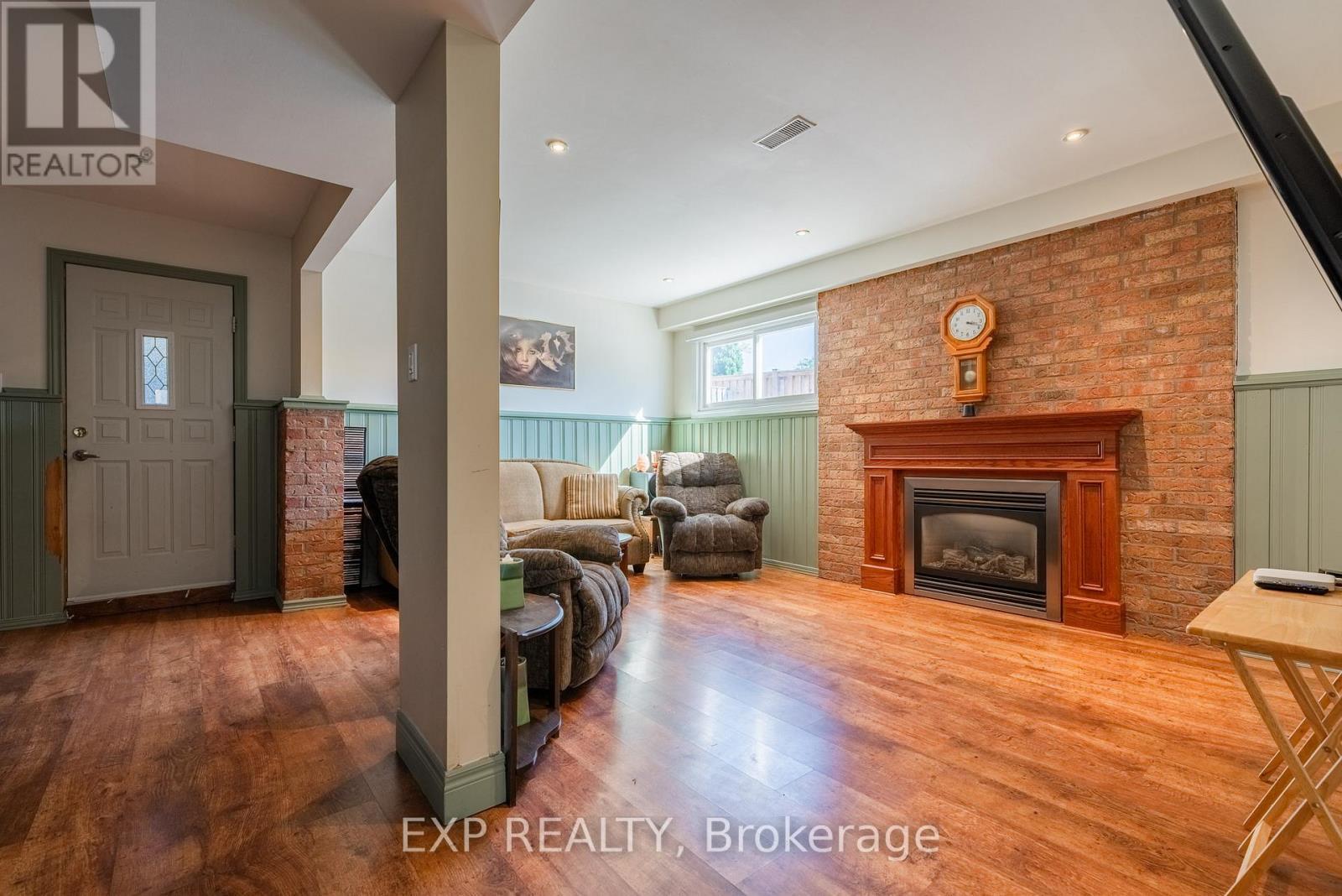 494 Scott Street, St. Catharines (Carlton/Bunting), ON - Indoor Photo Showing Living Room With Fireplace