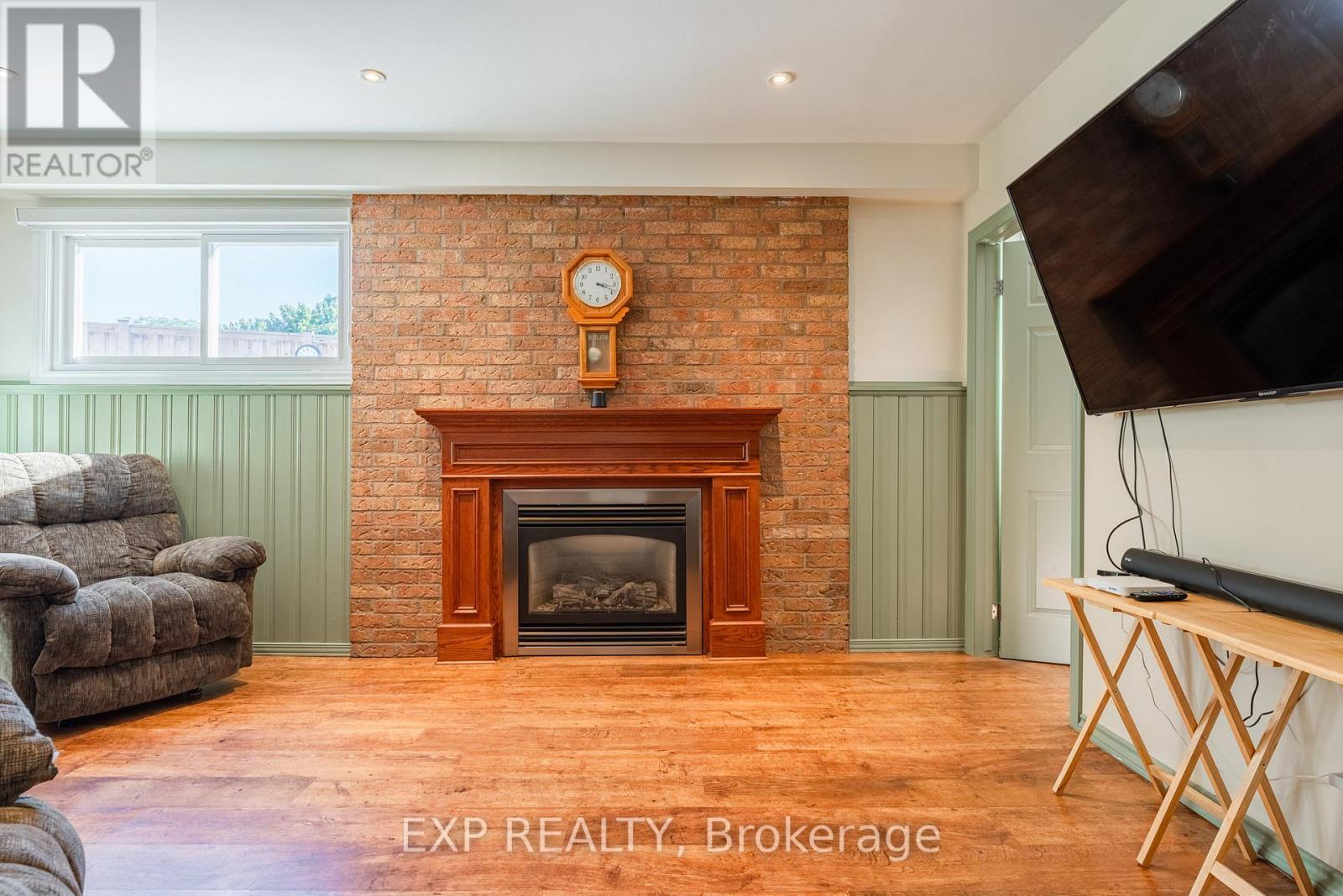 Gas fireplace - 494 Scott Street, St. Catharines (Carlton/Bunting), ON - Indoor Photo Showing Living Room With Fireplace