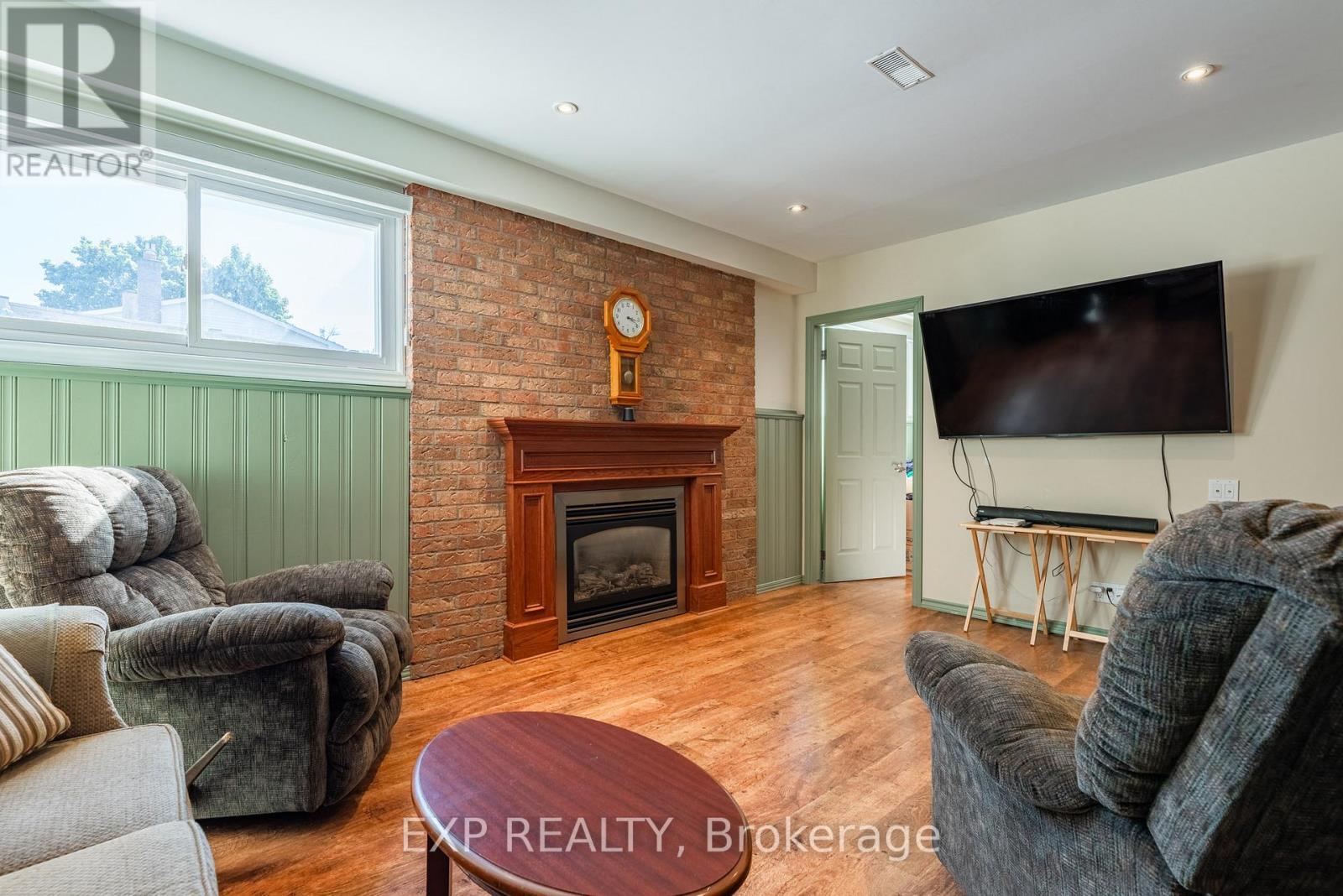 494 Scott Street, St. Catharines (Carlton/Bunting), ON - Indoor Photo Showing Living Room With Fireplace