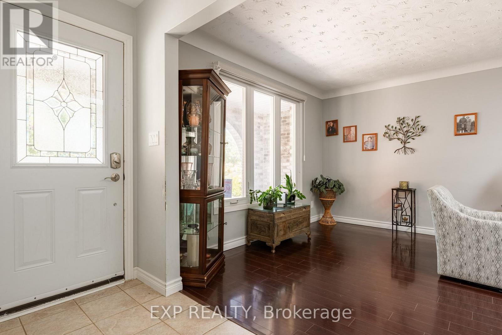 Inside view oif the front entrance - 494 Scott Street, St. Catharines (Carlton/Bunting), ON - Indoor Photo Showing Other Room