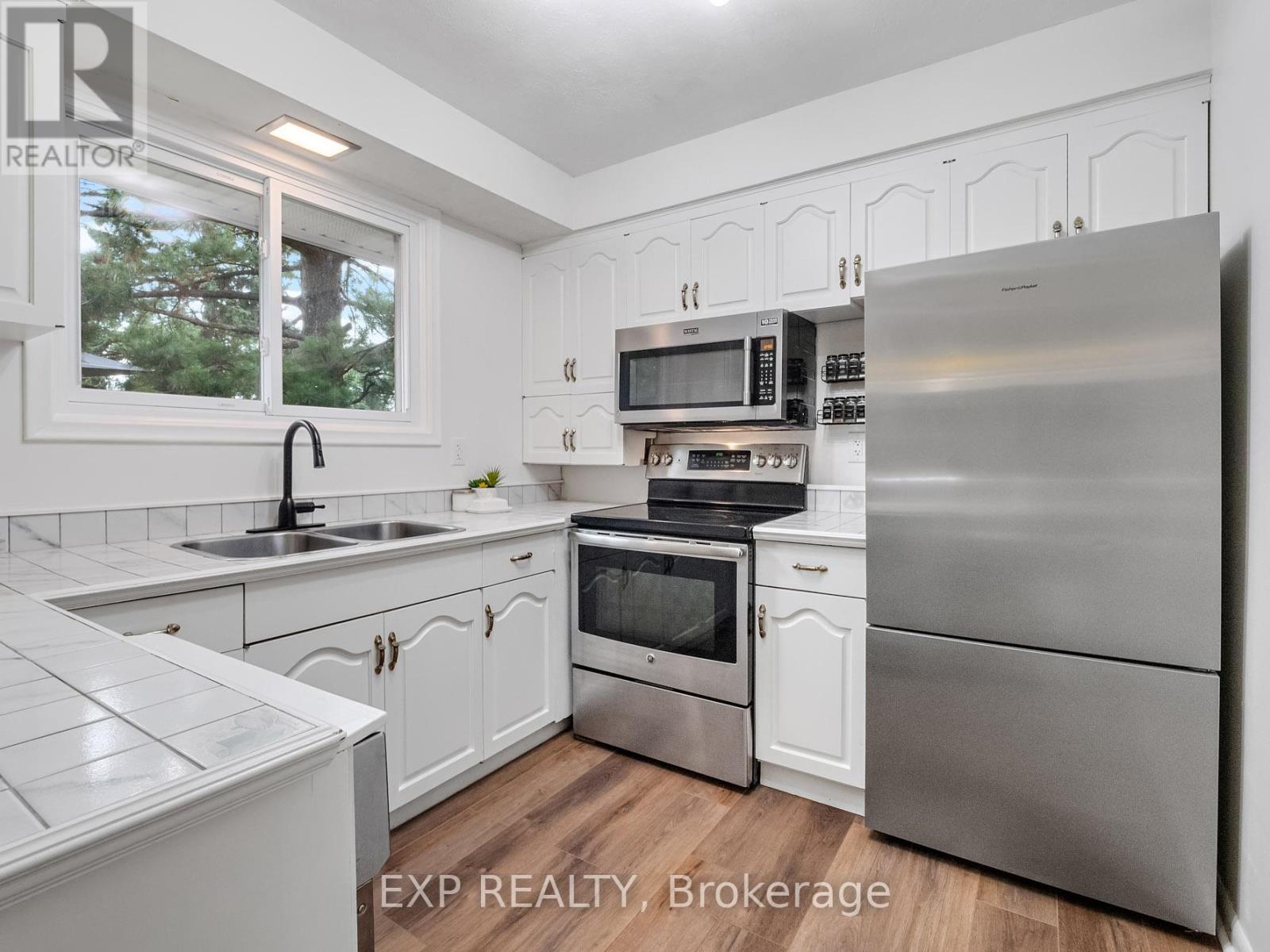 6711 Mcmicking Street, Niagara Falls (Stamford), ON - Indoor Photo Showing Kitchen With Stainless Steel Kitchen With Double Sink