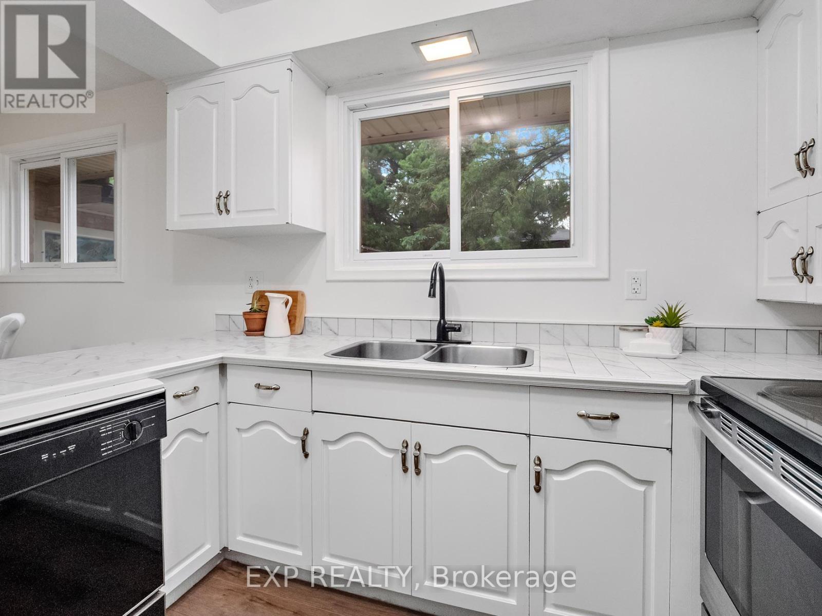 6711 Mcmicking Street, Niagara Falls (Stamford), ON - Indoor Photo Showing Kitchen With Double Sink