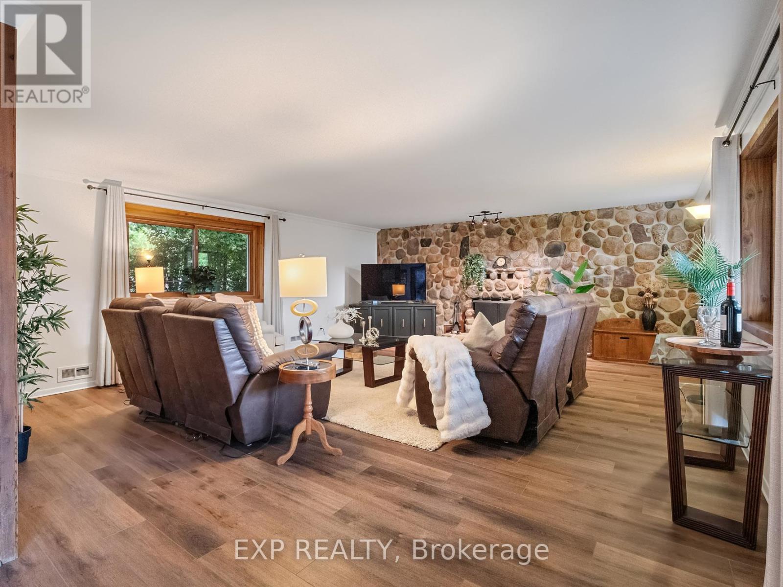 6711 Mcmicking Street, Niagara Falls (Stamford), ON - Indoor Photo Showing Living Room