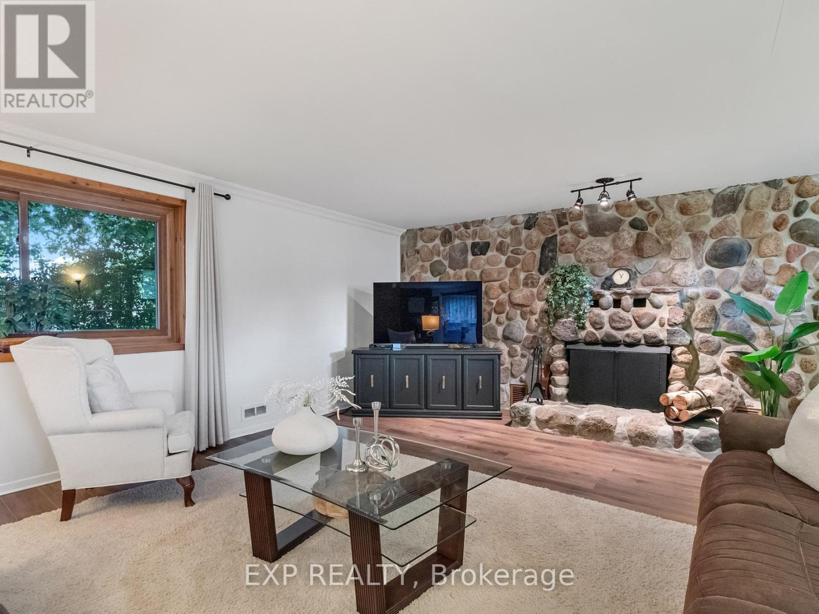 6711 Mcmicking Street, Niagara Falls (Stamford), ON - Indoor Photo Showing Living Room With Fireplace