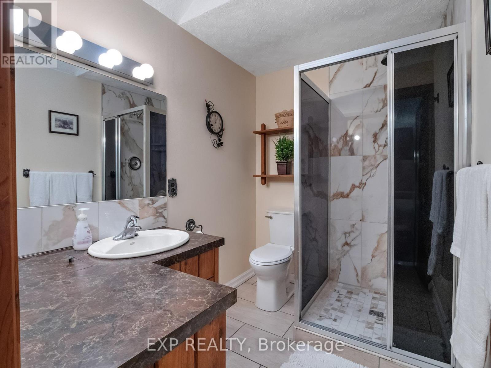 6711 Mcmicking Street, Niagara Falls (Stamford), ON - Indoor Photo Showing Bathroom