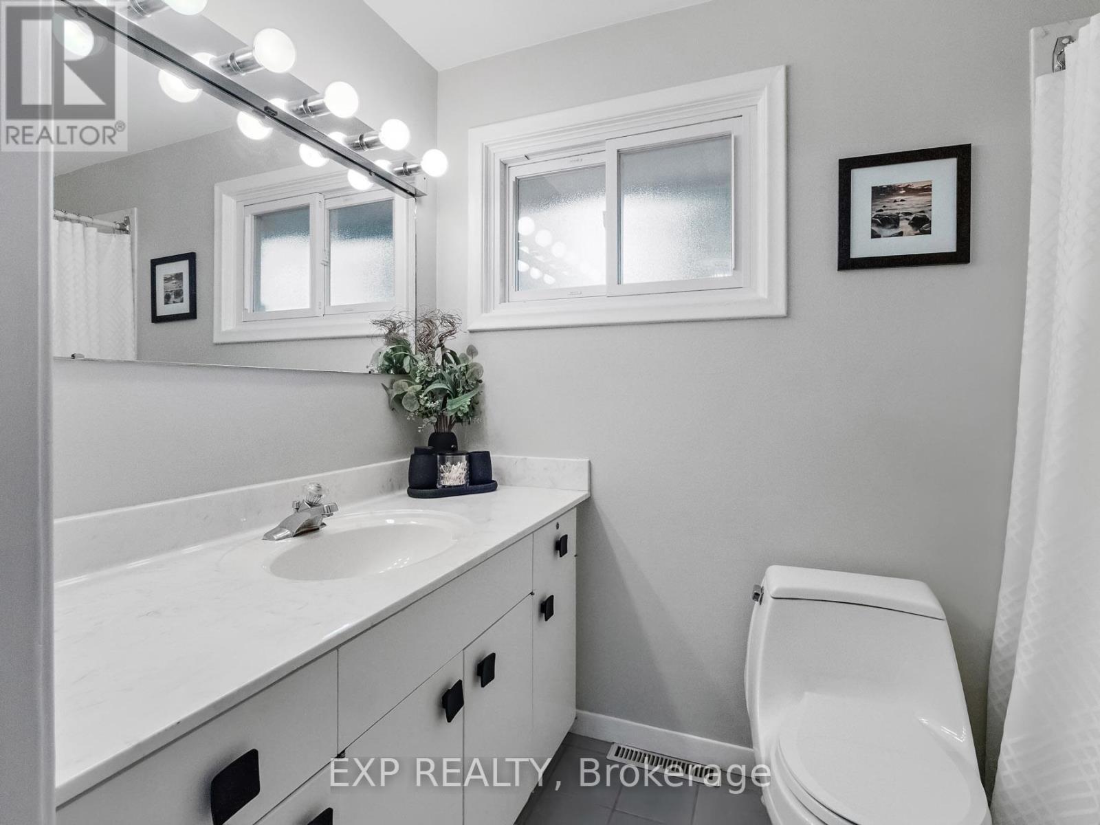6711 Mcmicking Street, Niagara Falls (Stamford), ON - Indoor Photo Showing Bathroom