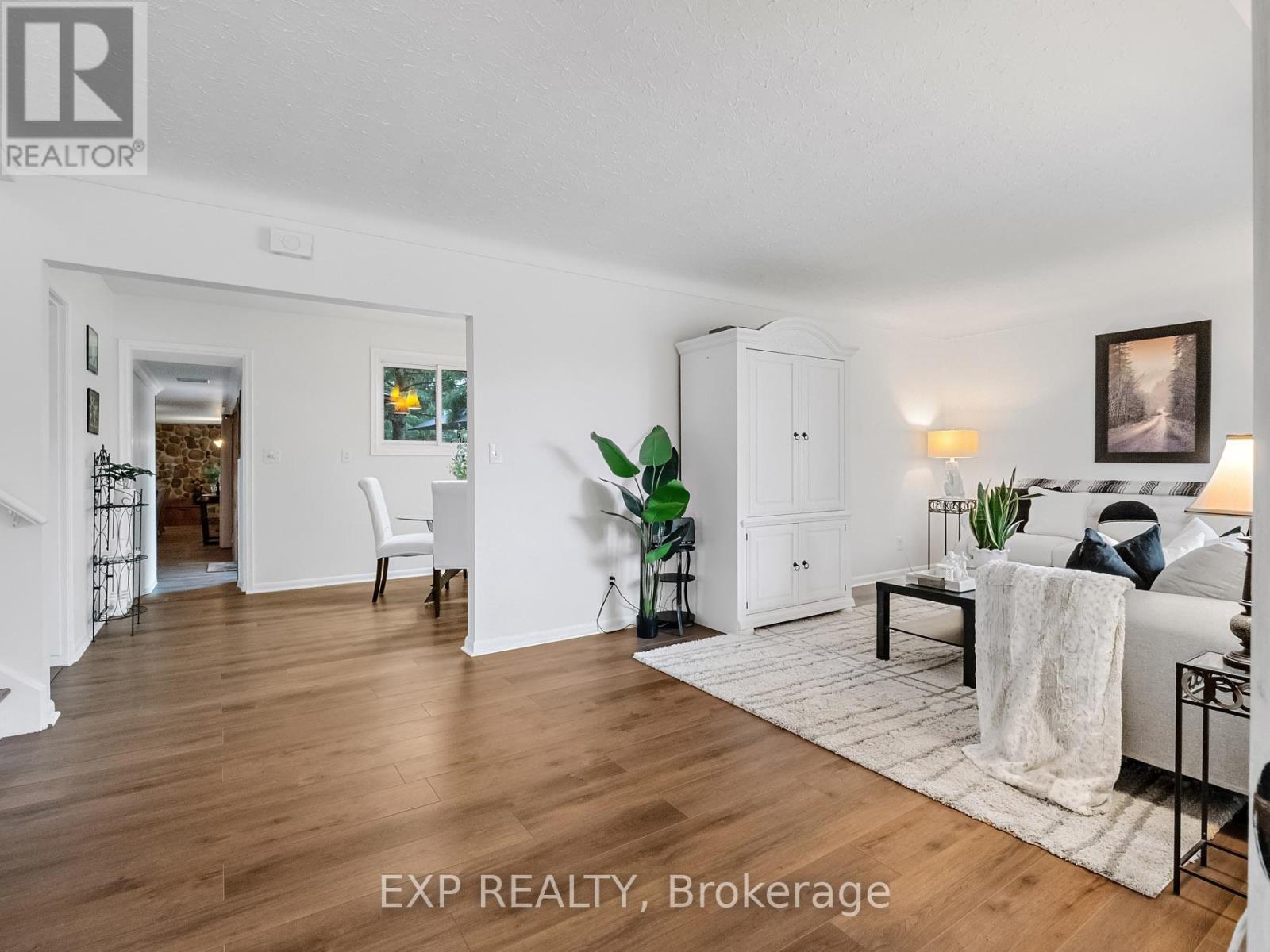 6711 Mcmicking Street, Niagara Falls (Stamford), ON - Indoor Photo Showing Living Room