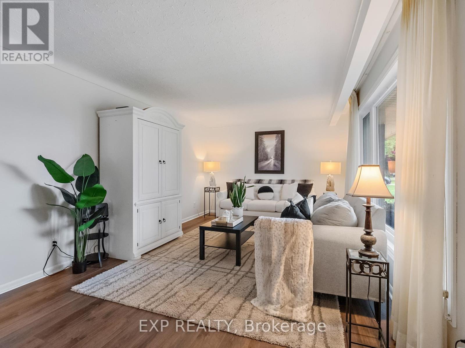 6711 Mcmicking Street, Niagara Falls (Stamford), ON - Indoor Photo Showing Living Room