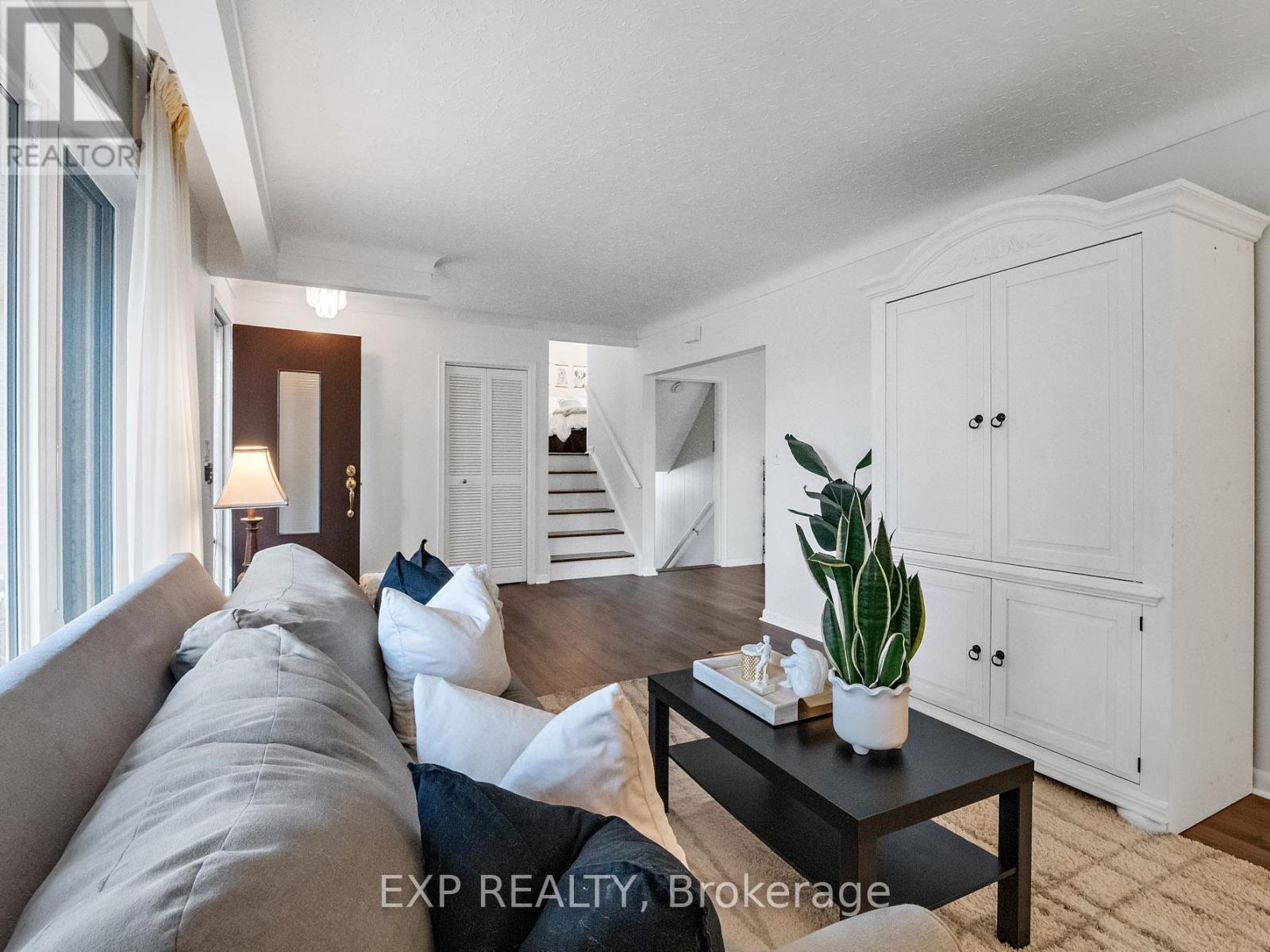 6711 Mcmicking Street, Niagara Falls (Stamford), ON - Indoor Photo Showing Living Room