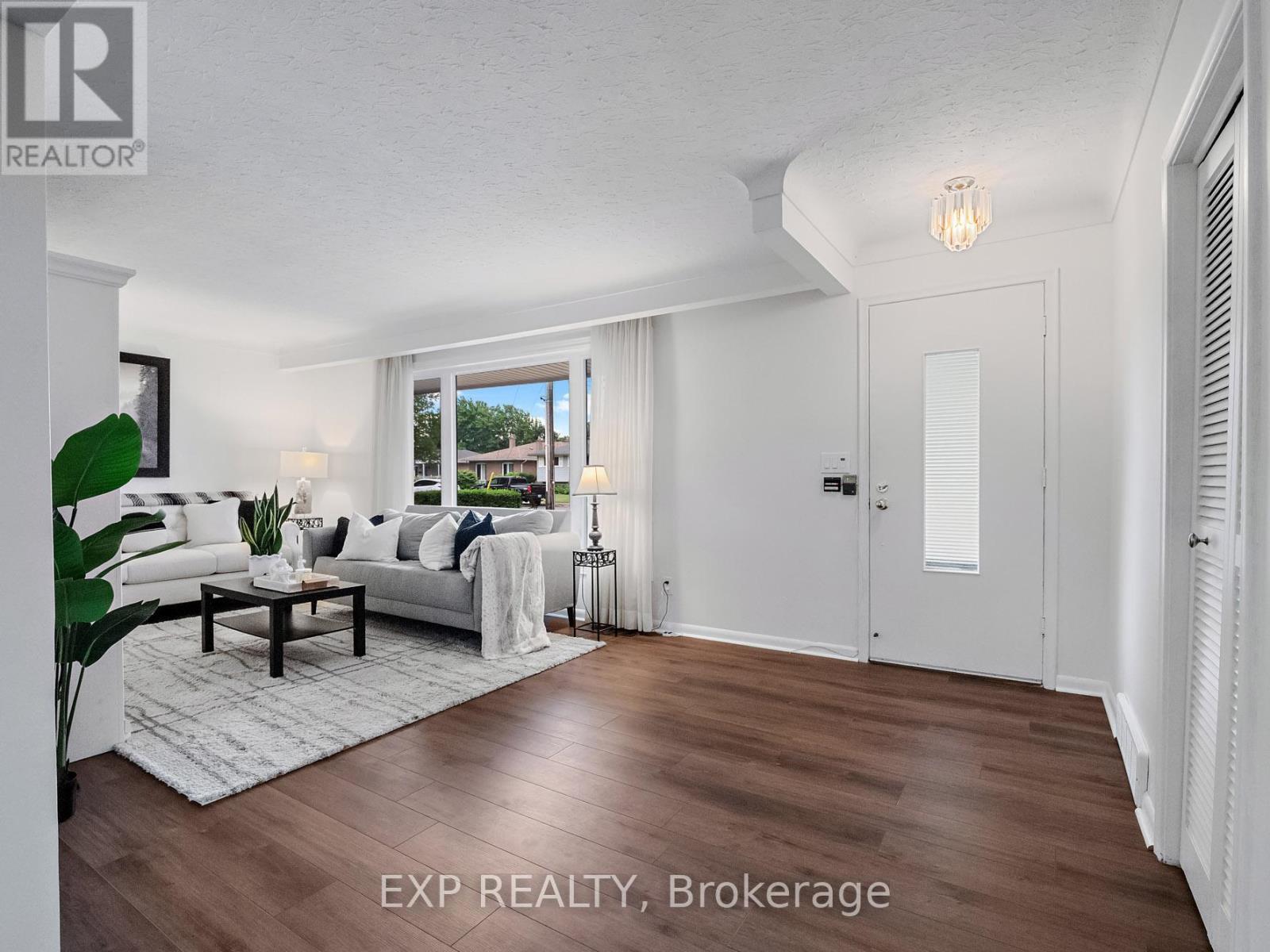 6711 Mcmicking Street, Niagara Falls (Stamford), ON - Indoor Photo Showing Living Room