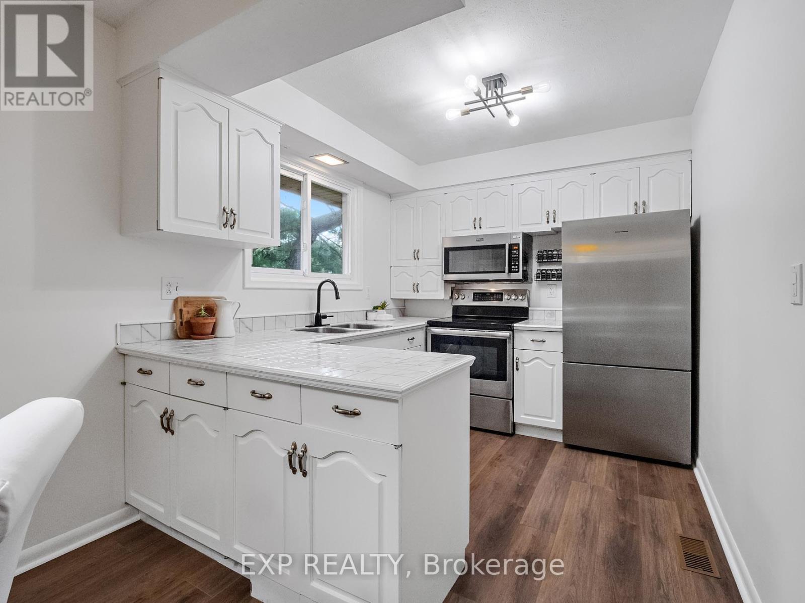 6711 Mcmicking Street, Niagara Falls (Stamford), ON - Indoor Photo Showing Kitchen