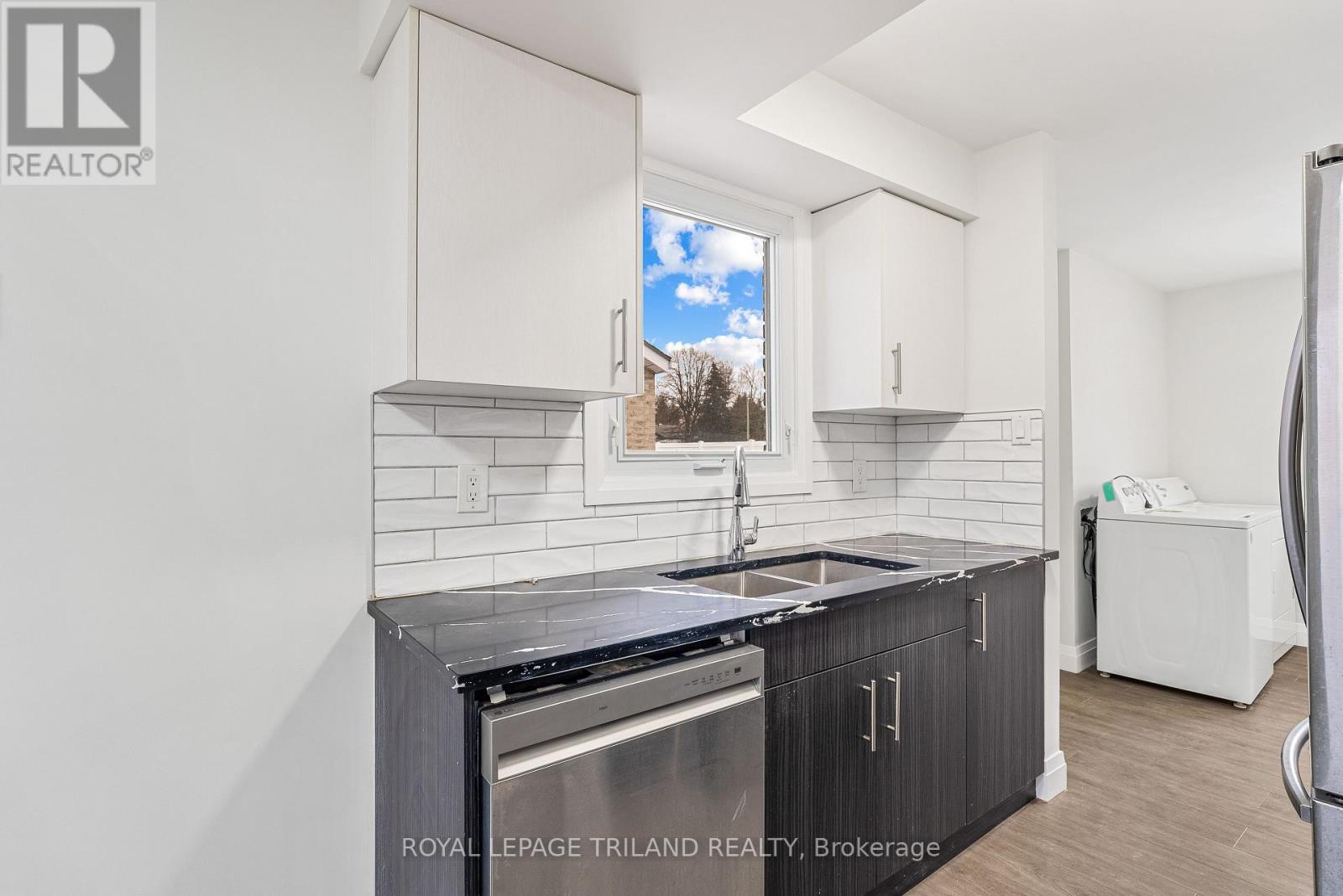 32 Parish Street, St. Thomas, ON - Indoor Photo Showing Kitchen With Double Sink